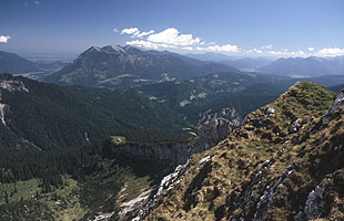 Blick vom Gaifgrat auf Estergebirge [Zum Vergrößern anklicken]