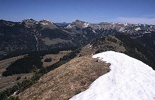 Blick vom Torjoch nach Osten (4.5.03) [Zum Vergrößern anklicken]