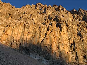 Ostwand der Partenkirchener Dreitorspitze in der Morgensonne (15.10.2006) [Zum Vergrößern anklicken]