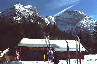 Auf der Loipe von Hinterriß in die Eng, Blick von den Haglhütten auf das Sonnjoch