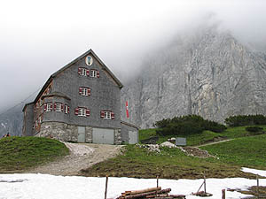 Falkenhütte vor Herzogkante [Zum Vergrößern anklicken]