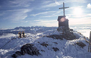 Gipfel des Geigelstein mit Blick nach Süden auf das Kaisergebirge [Zum Vergrößern anklicken]