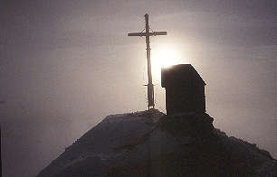Gipfelkapelle des Geigelsteins im Nebel [Zum Vergrern anklicken]
