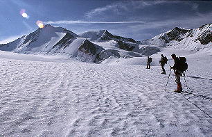 Hintere Schwärze von Nordwest, erkennbar ist der Normalweg über die Rampe hinter der Nordwand (30.6.2002) [Zum Vergrößern anklicken]