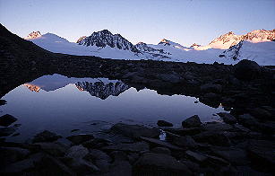 Hochwilde, Annakogel und Mitterkamm spiegeln sich in der Lacke vor dem Hochwildehaus [Zum Vergrößern anklicken]