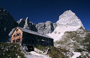 Ostwand der Lamsenspitze ber der Lamsenjochhtte (8.9.02) [Zum Vergrern anklicken]