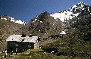 Martin-Busch-Hütte mit Mutmalspitze [Zum Vergrößern anklicken]