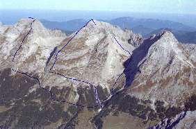 Östliche Karwendelspitze und Vogelkarspitze mit Wegmarkierungen [Zum Vergrößern anklicken]
