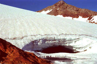 Gletschertor des Aperen-Feuerstein-Ferner, im HIntergrund der Apere Feuerstein (2968 m)