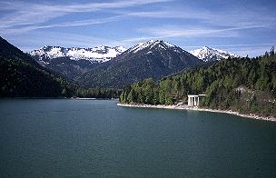 Sylvensteinsee mit Torjoch, Stierjoch und Schafreuter (4.5.03) [Zum Vergrößern anklicken]