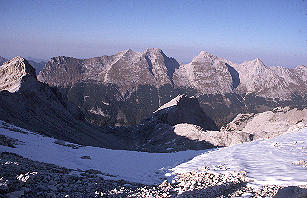 Bäralplkopf, Schlichtenkarspitze, Vogelkarspitze, Östliche Karwendelspitze, Grabenkarspitze (20.9.03) [Zum Vergrößern anklicken]