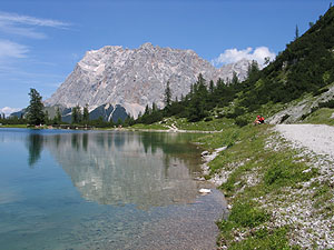 Zugspitzmassiv über Seebensee [Zum Vergrößern anklicken]